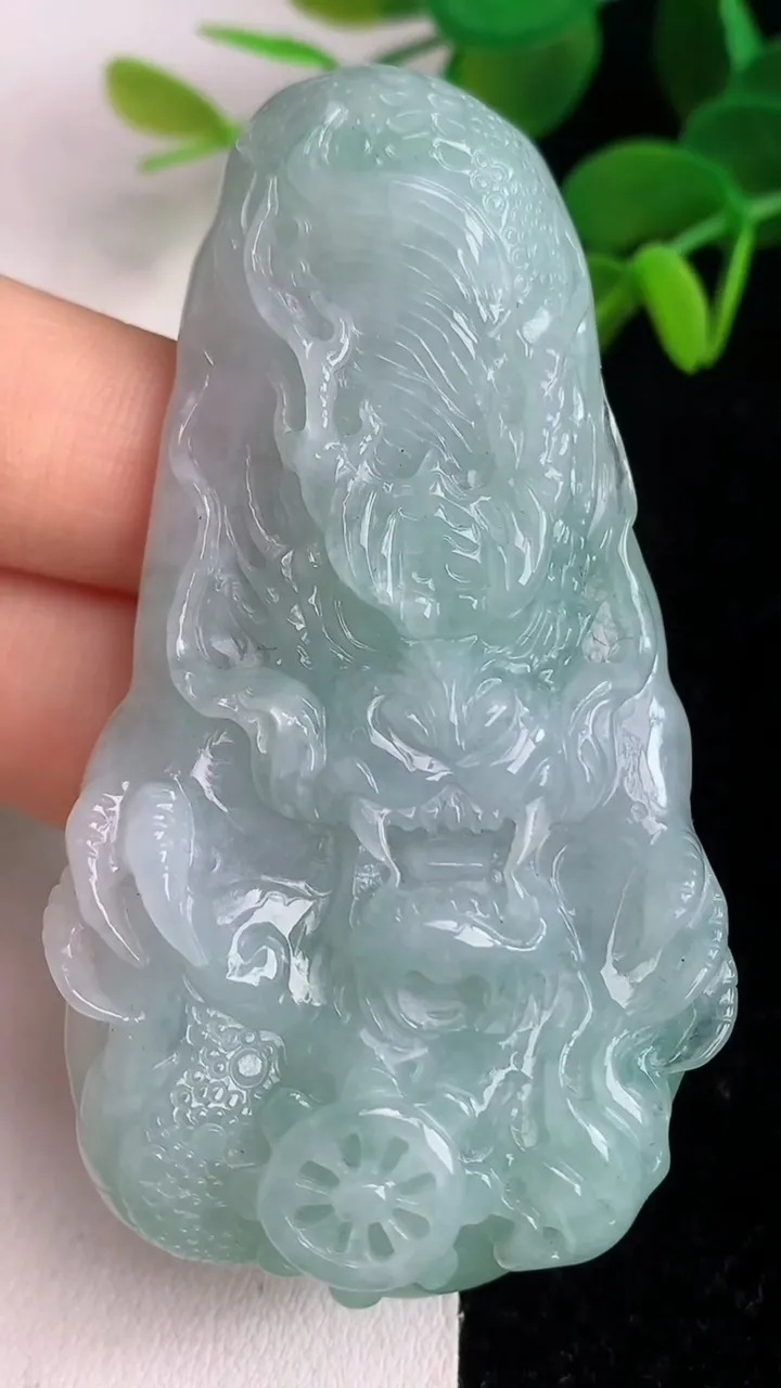 天然A货翡翠龙牌吊坠，尺寸28.5-38.3-9.6，重量:45.13g
6月4日