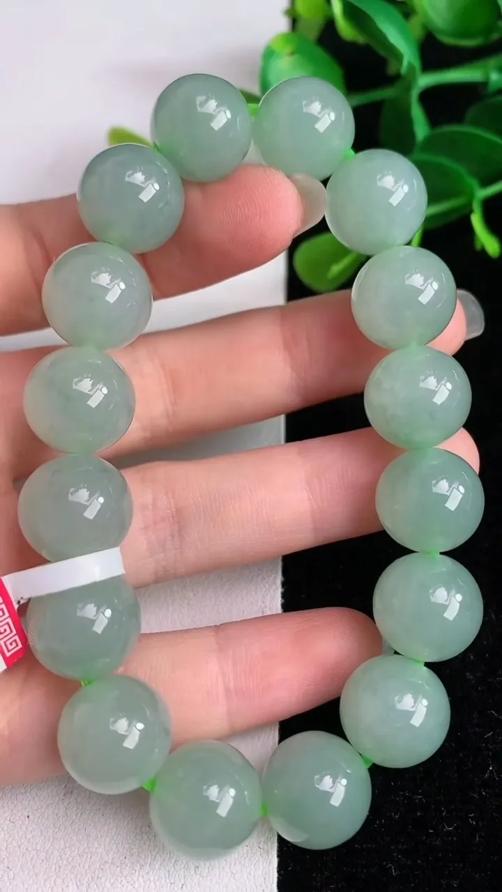 天然A货翡翠圆珠手串，尺寸12.8-16颗，重量:58.77g6月4日
工厂直销收藏佳品,种好水足，色泽均匀，有种有色，上手高大气！