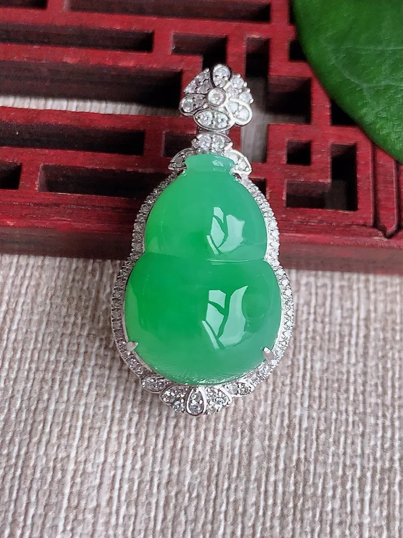 天然A货翡翠18K金伴满绿葫芦吊坠尺寸31.7×16×11.6裸石19.3×13.5m量6.50g 