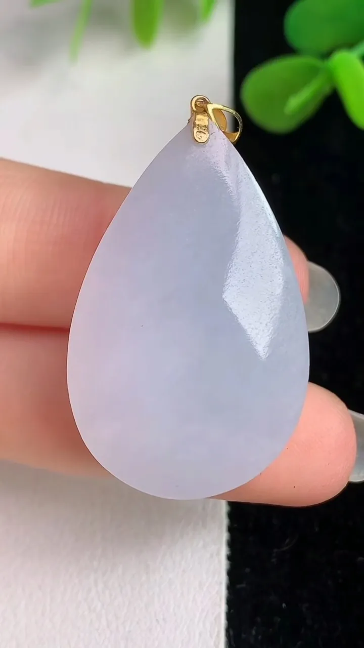 天然A货翡翠水滴吊坠，尺寸33.3-21.2-10.2，重量:12.03g
6月4日