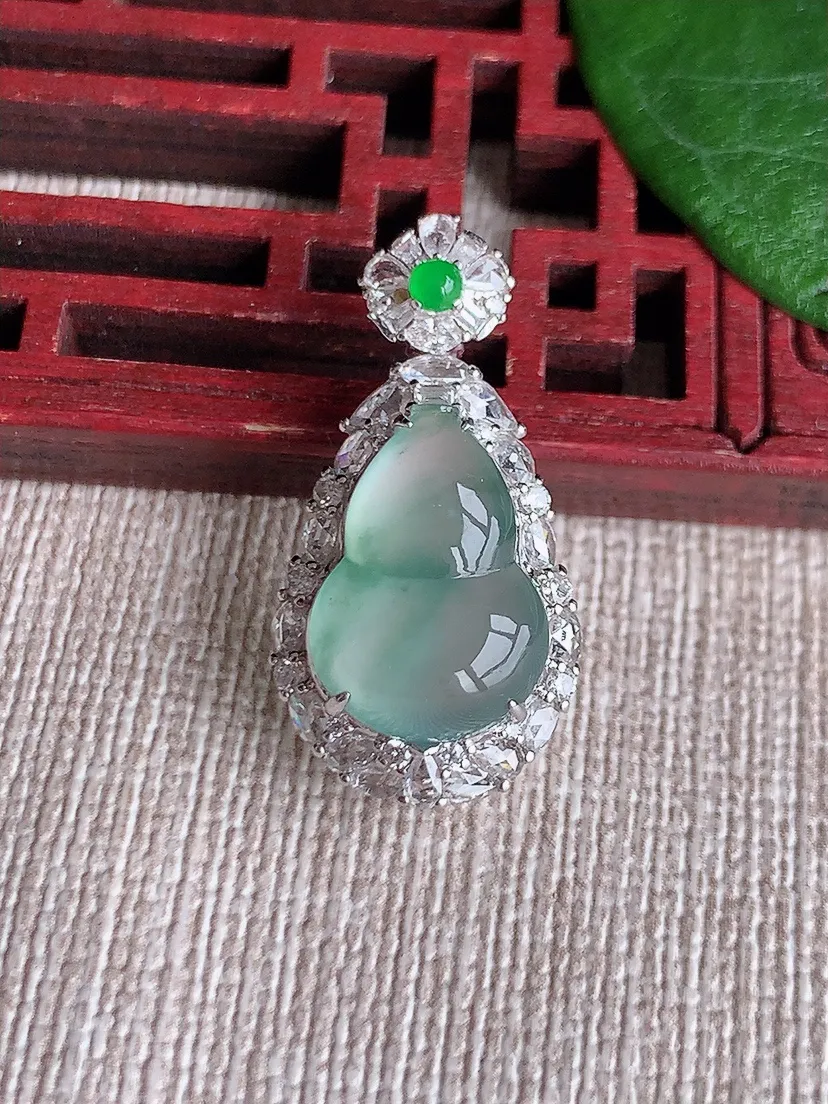 天然A货翡翠18K金伴飘花葫芦吊坠尺寸27×14×9.6裸石15.4×10.2m量3.36g 060