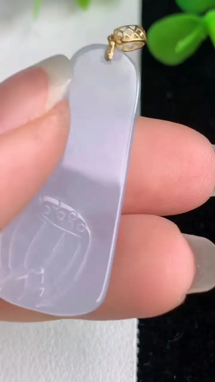 天然A货翡翠k金飘花阿尼陀佛吊坠，尺寸35.5-16-6，重量:7.85g
6月4日