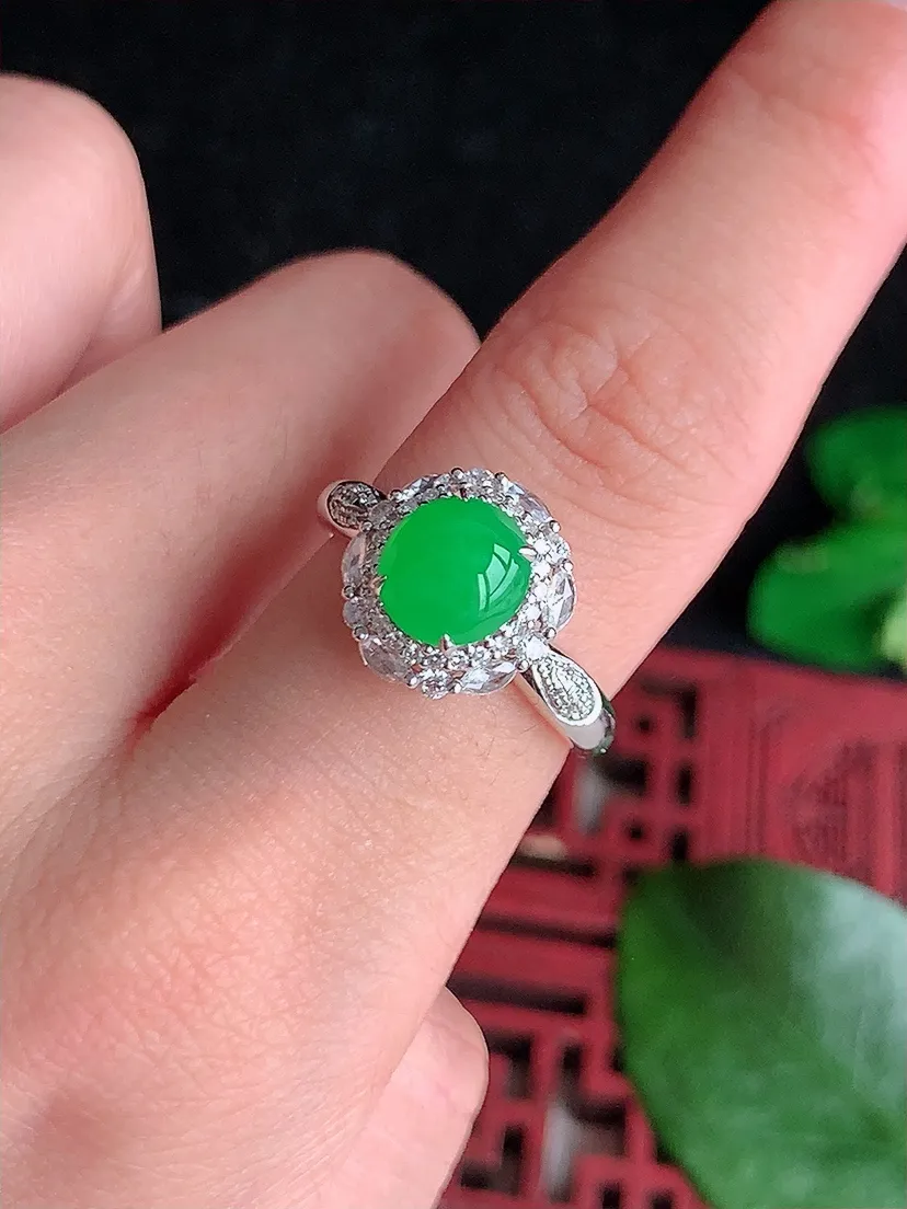 天然A货翡翠18K金伴钻镶嵌阳绿蛋面戒指 圈口17裸石尺寸7×6.7mm 重量3.48g 0603