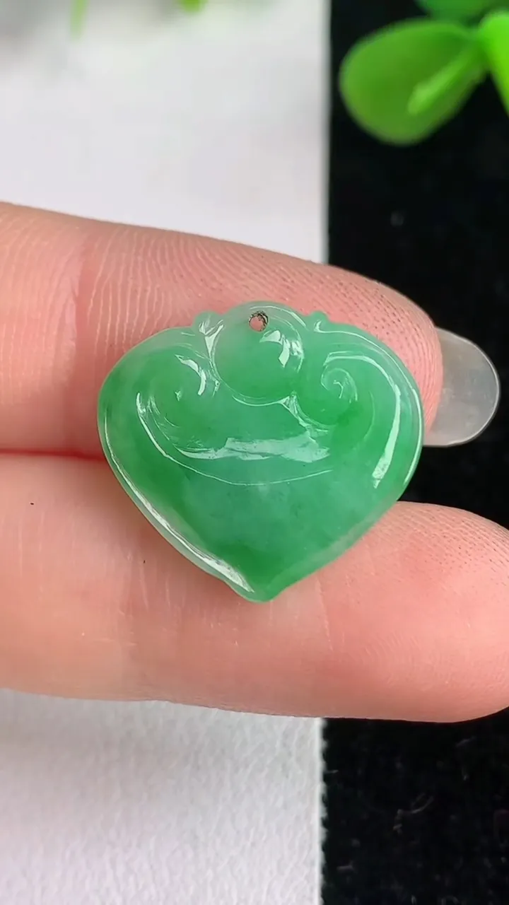 天然A货翡翠如意头吊坠，尺寸17.5-19.2-4.6，重:2.39g
6月4日