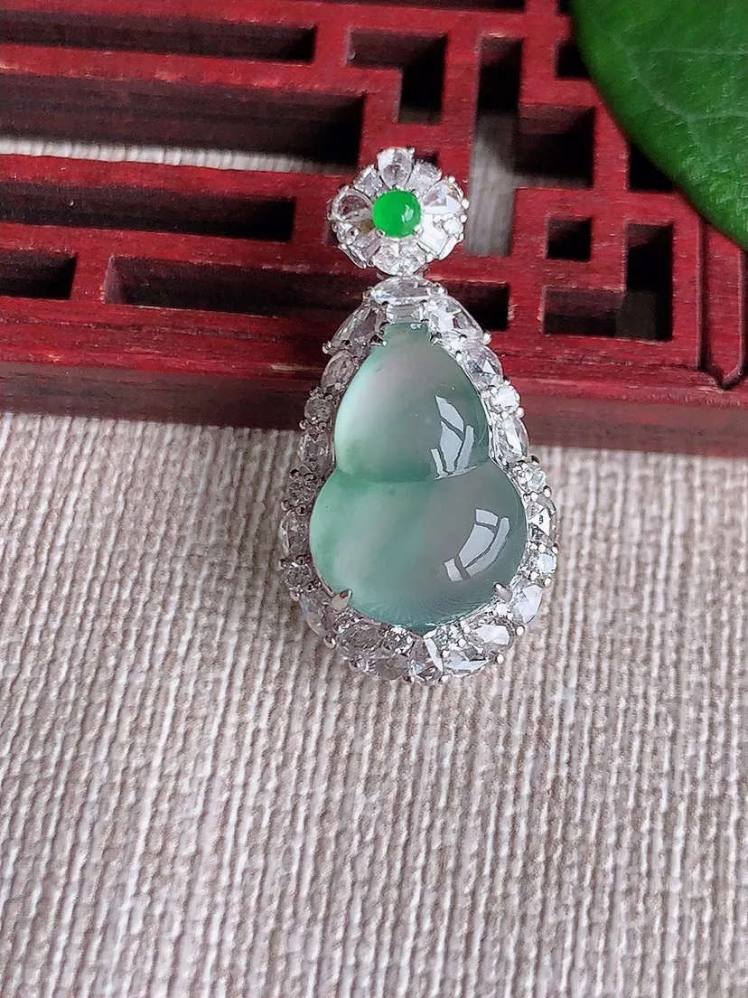 天然A货翡翠18K金伴飘花葫芦吊坠尺寸27×14×9.6裸石15.4×10.2m量3.36g 0603