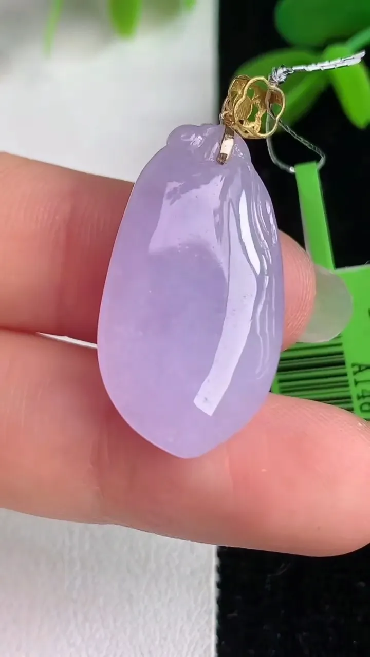 天然A货翡翠k金紫罗兰福瓜吊坠，尺寸27.5-15-7.6，重量:5.95g
6月4日
