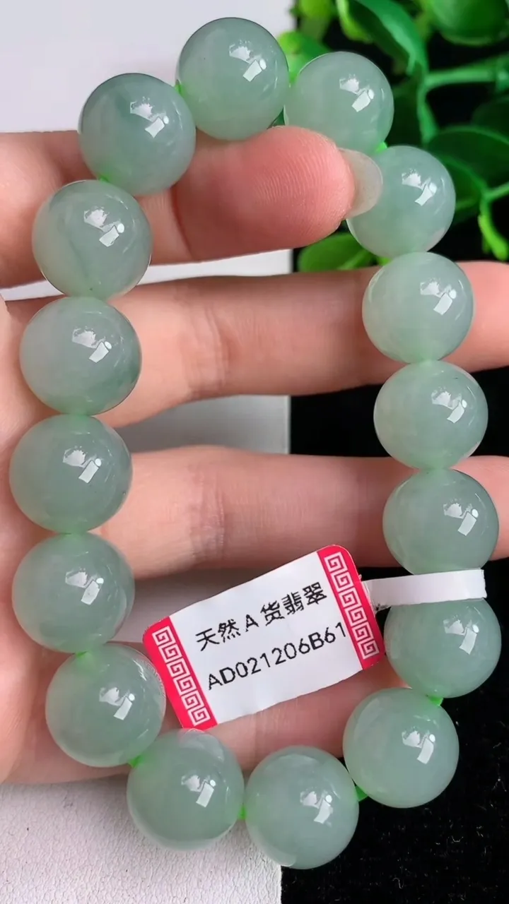 天然A货翡翠圆珠手串，尺寸12.8-16颗，重量:58.77g6月4日
工厂直销收藏佳品,种好水足，