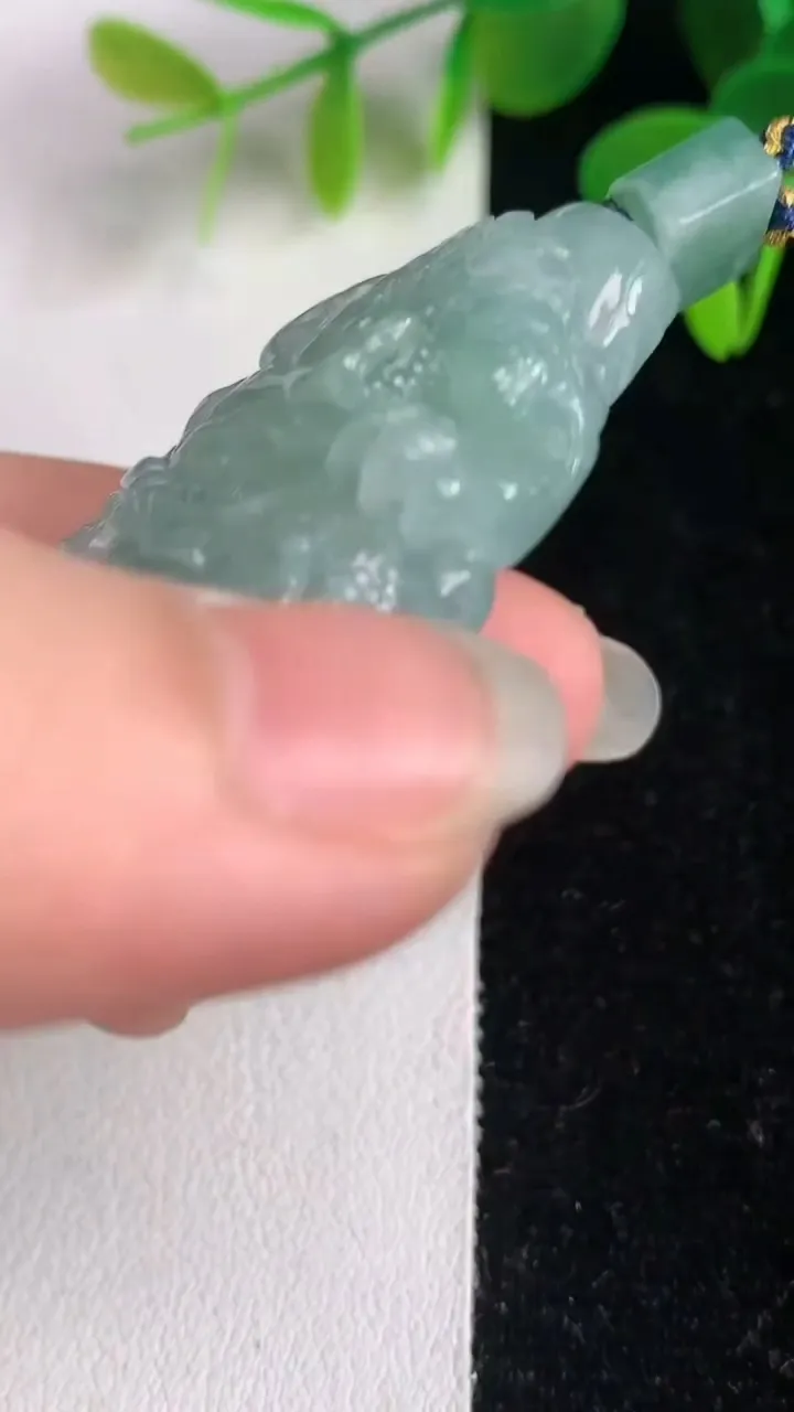 天然A货翡翠飘花龙牌吊坠，尺寸61.8-26.7-9.2，重量:35.91g
6月4日