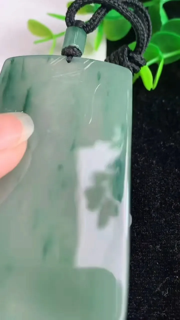 天然A货翡翠飘花大势至观音菩萨吊坠，尺寸71-43.3-5.5，重量:46.69g
6月4日