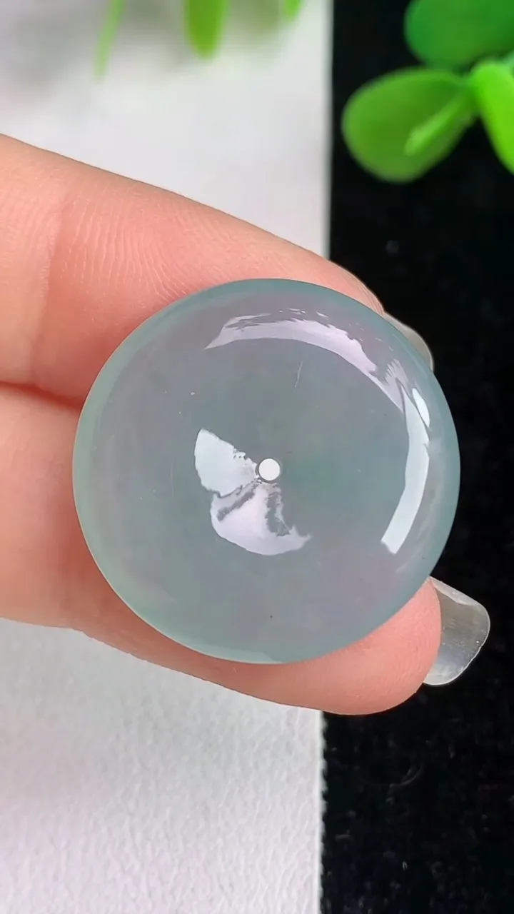 天然A货翡翠飘花平安扣吊坠，尺寸23.7-4.4，重量:5.30g
6月4日