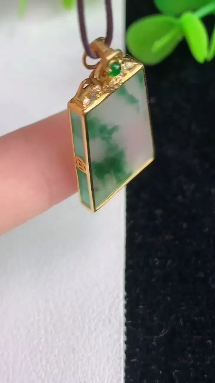 天然A货翡翠k金飘花无事牌吊坠，尺寸24-15-3.3，重量:3.90g
6月4日