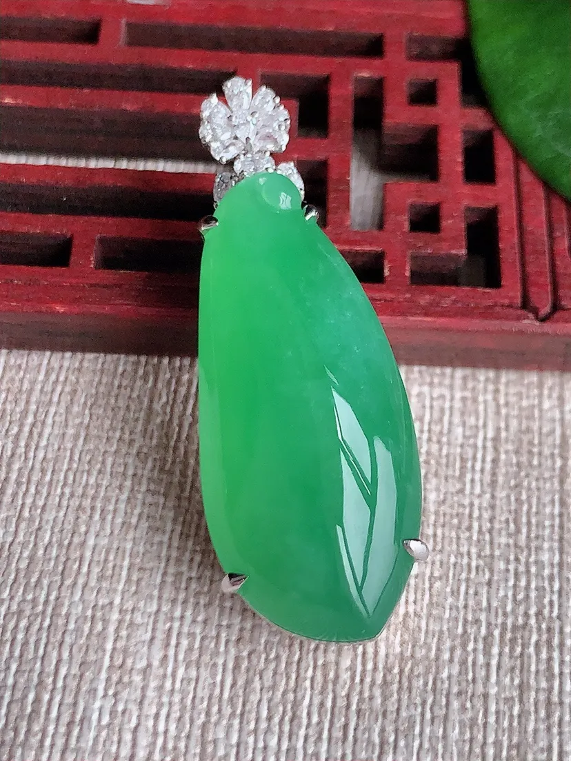 天然A货翡翠18K金伴满绿福瓜吊坠尺寸41.2×33×14.6×11.3m量13.75g 0603