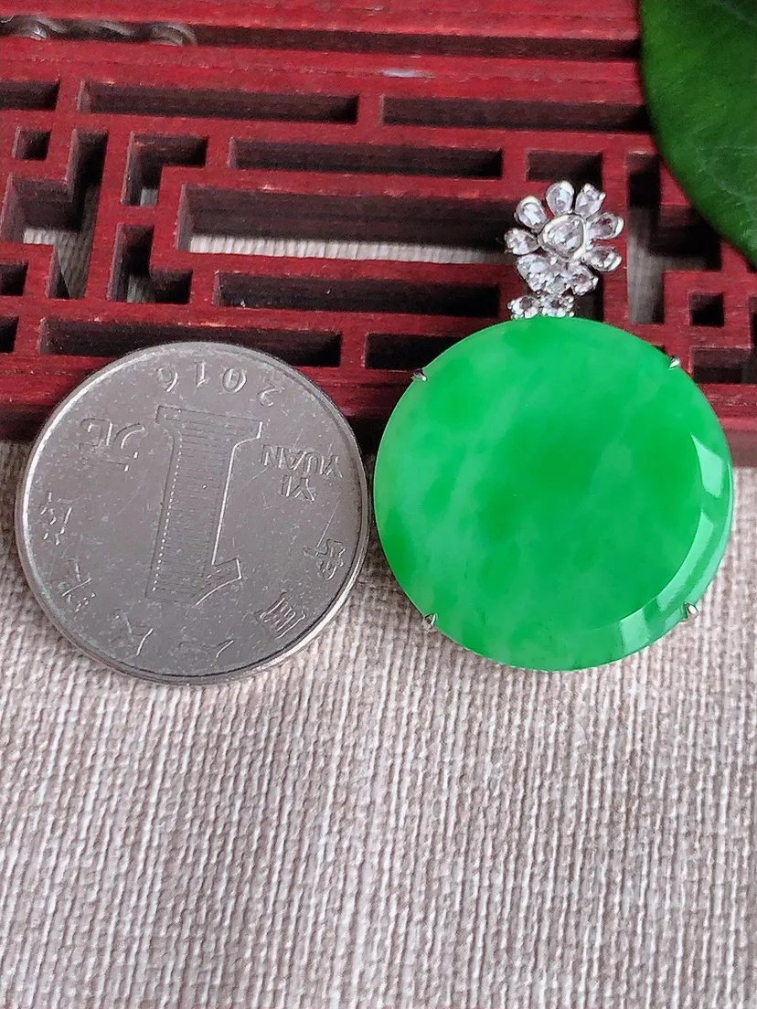 天然A货翡翠18K金伴阳绿无事牌吊坠尺寸35×24×6.4m量7.16g 0603