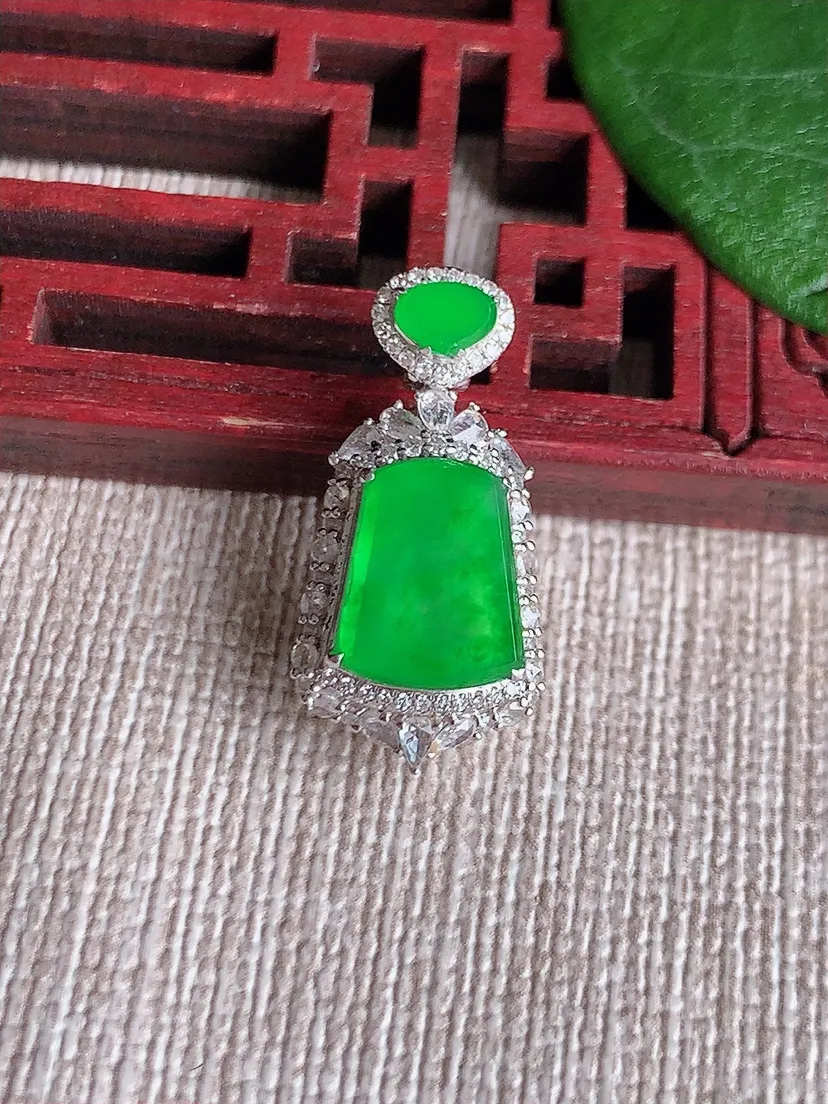 天然A货翡翠18K金伴阳绿无事牌吊坠尺寸22.8×11×8裸石9.7×8m量2.75g 0603