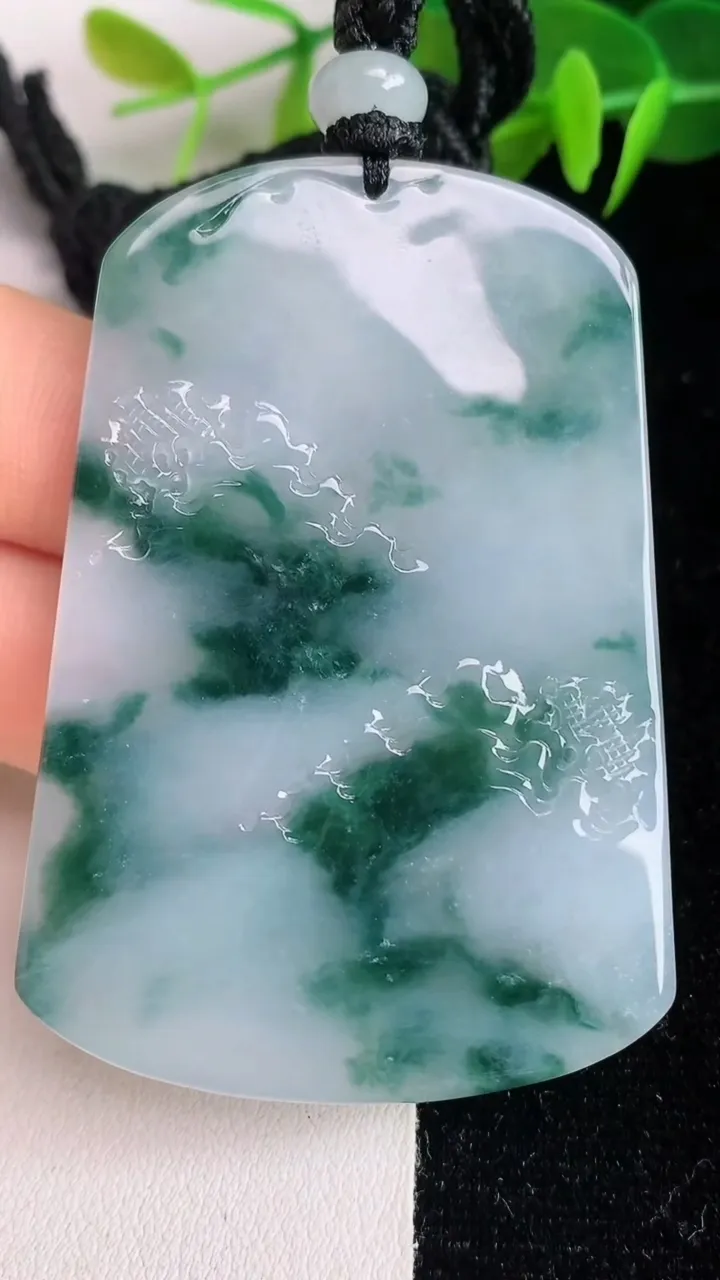 天然A货翡翠飘花山水牌吊坠，尺寸60.4-41.3-5.3，重量:34.25g
6月4日