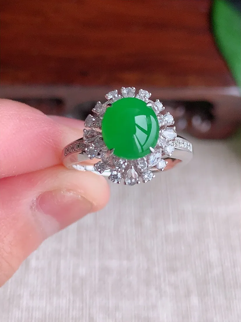 天然A货翡翠18K金伴钻镶嵌阳绿蛋面戒指 圈口17裸石尺寸7.8×7mm 重量4.03g 0603