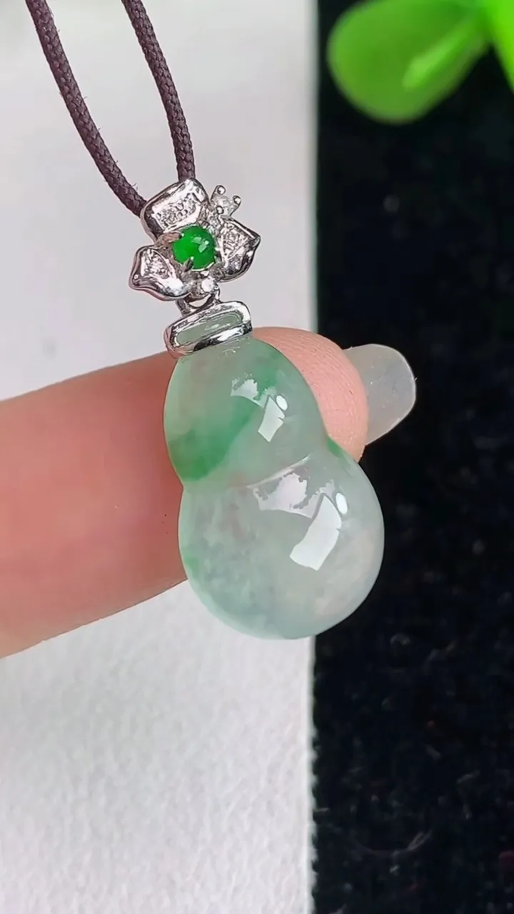 天然A货翡翠葫芦吊坠，尺寸17.1-10.4-3.4，重:1.66g
6月4日