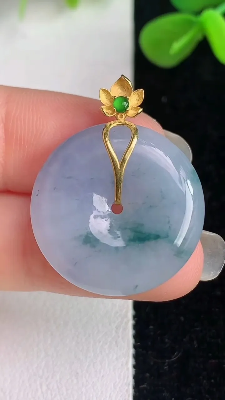 天然A货翡翠 18k金飘花平安扣吊坠，尺寸22.7-4.5，重量:5.35g
6月4日