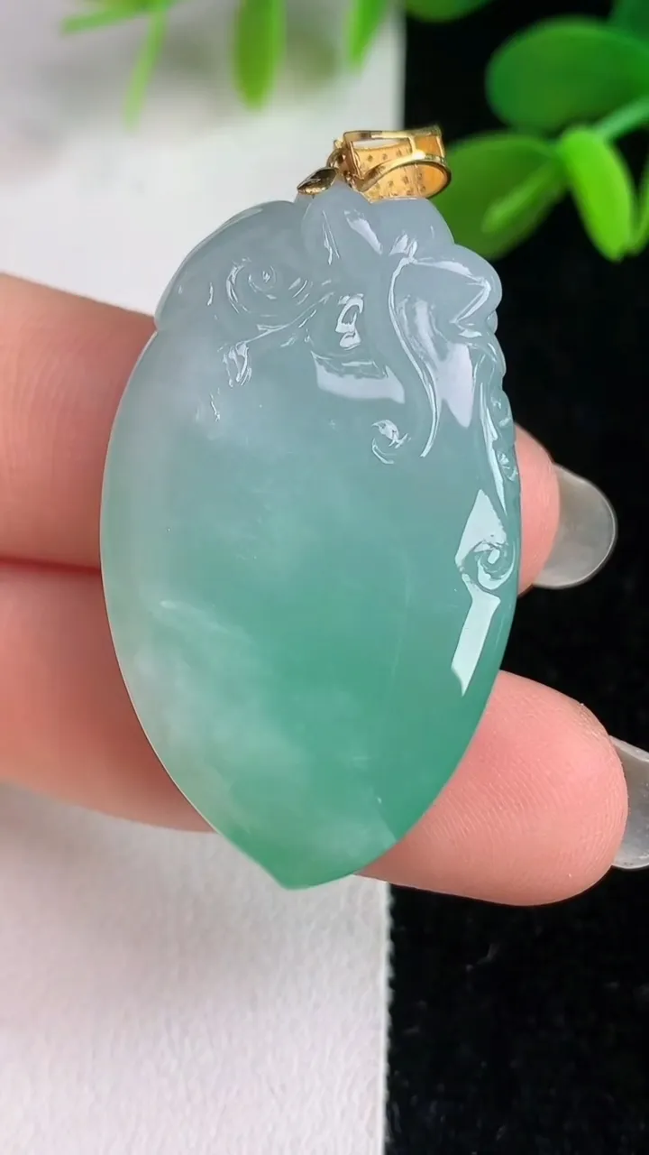 天然A货翡翠寿桃吊坠，尺寸37.3-22.2-10.3，重量:17.39g
6月4日