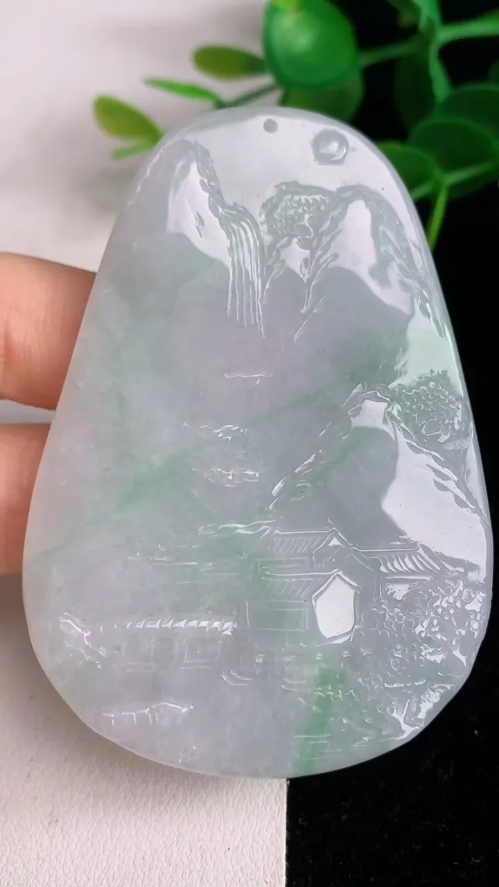 天然A货翡翠山水牌吊坠，尺寸70-48-5.6，重量:43.68g
6月4日