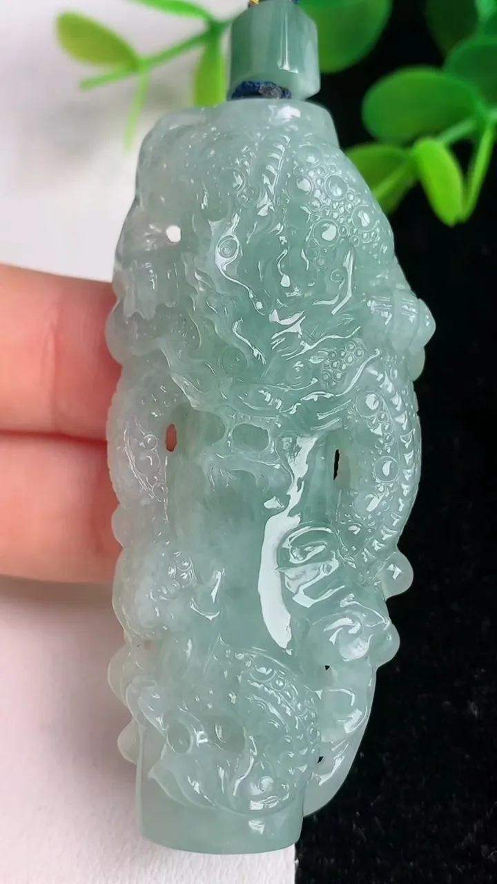 天然A货翡翠飘花龙牌吊坠，尺寸61.8-26.7-9.2，重量:35.91g
6月4日