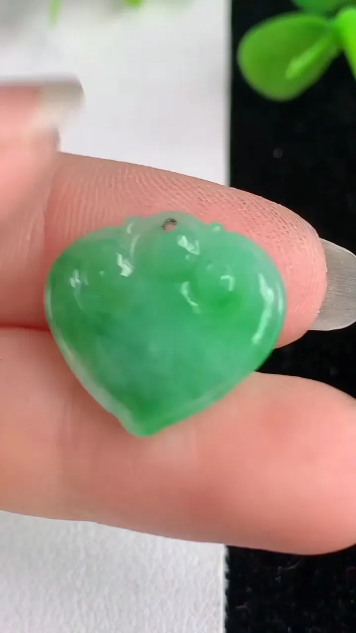 天然A货翡翠如意头吊坠，尺寸17.5-19.2-4.6，重:2.39g
6月4日