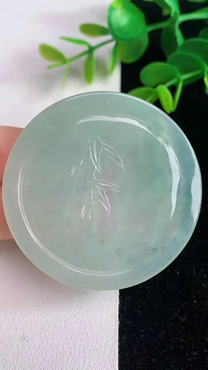 天然A货翡翠观音菩萨吊坠，尺寸52-5，重:27.13g
6月4日