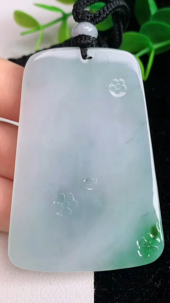 天然A货翡翠飘花文殊菩萨吊坠，尺寸61.5-41.2-5.2，重量:35.65g
6月4日