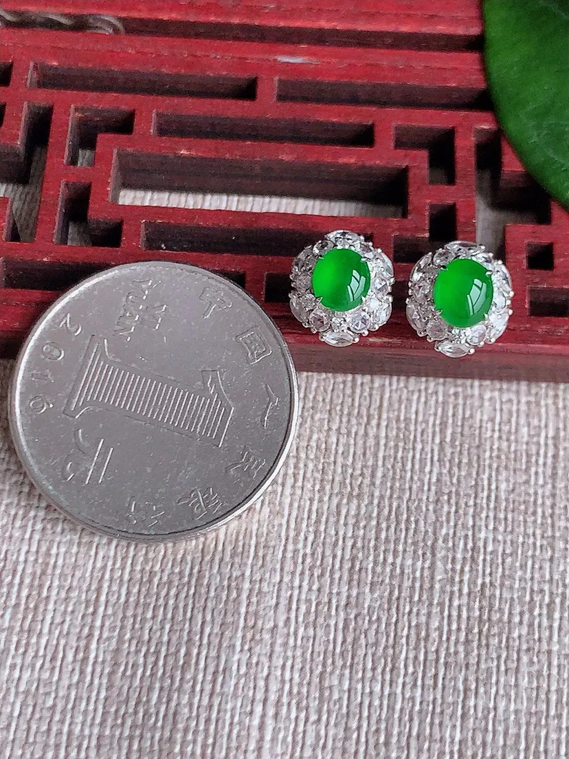 天然A货翡翠18K金伴钻镶嵌阳绿蛋面耳钉 尺寸5.5×4.4mm 重量2.20g 0603