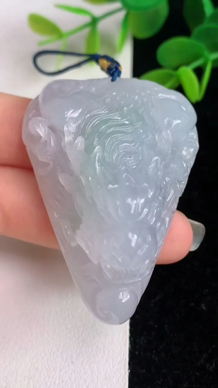 天然A货翡翠龙牌吊坠，尺寸50-36.7-20.6，重量:47.62g
6月4日