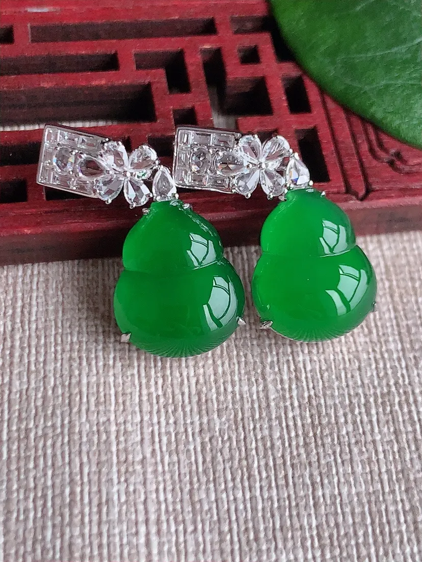 天然A货翡翠18K金伴钻镶嵌阳绿葫芦耳坠 尺寸15.3×12.5×9mm 重量8.05g 0603