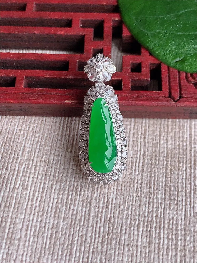 天然A货翡翠18K金伴阳绿四季豆福豆平安豆吊坠尺寸27×9.7×8.7裸石15×5.5m量3.30g 0603