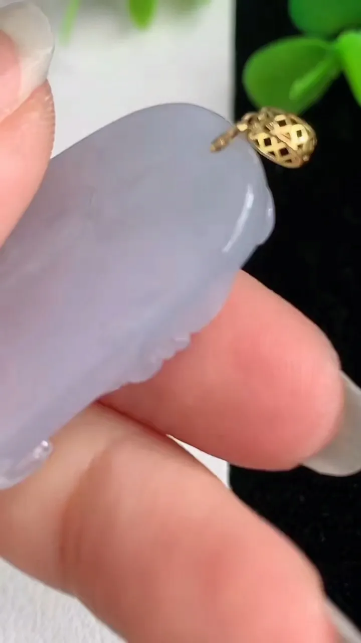 天然A货翡翠k金白冰观音头吊坠，尺寸33.7-19.2-7，重量:10.85g
6月4日