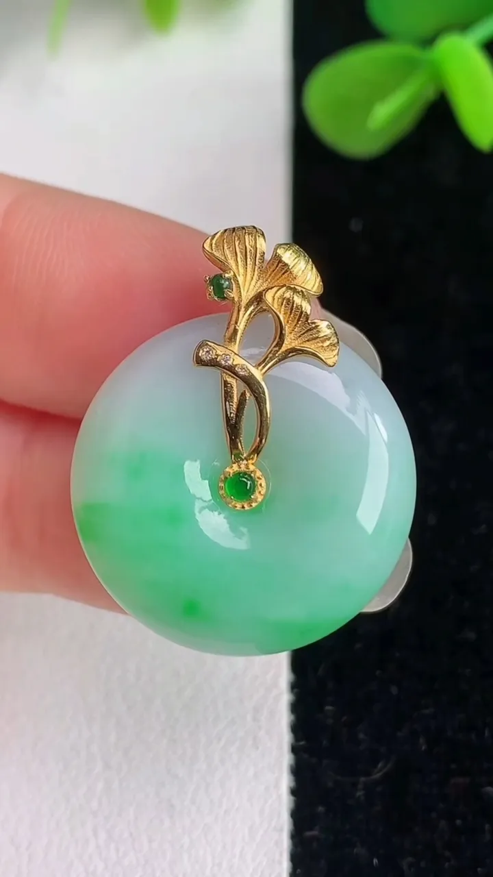 天然A货翡翠平安扣吊坠，尺寸21.2-5.8，重量:5.60g
6月4日