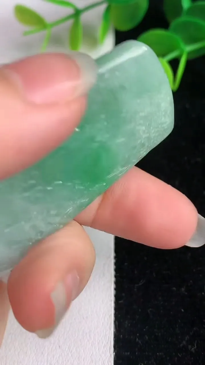 天然A货翡翠山水牌吊坠，尺寸49.4-25.7-9，重量:26.69g
6月4日