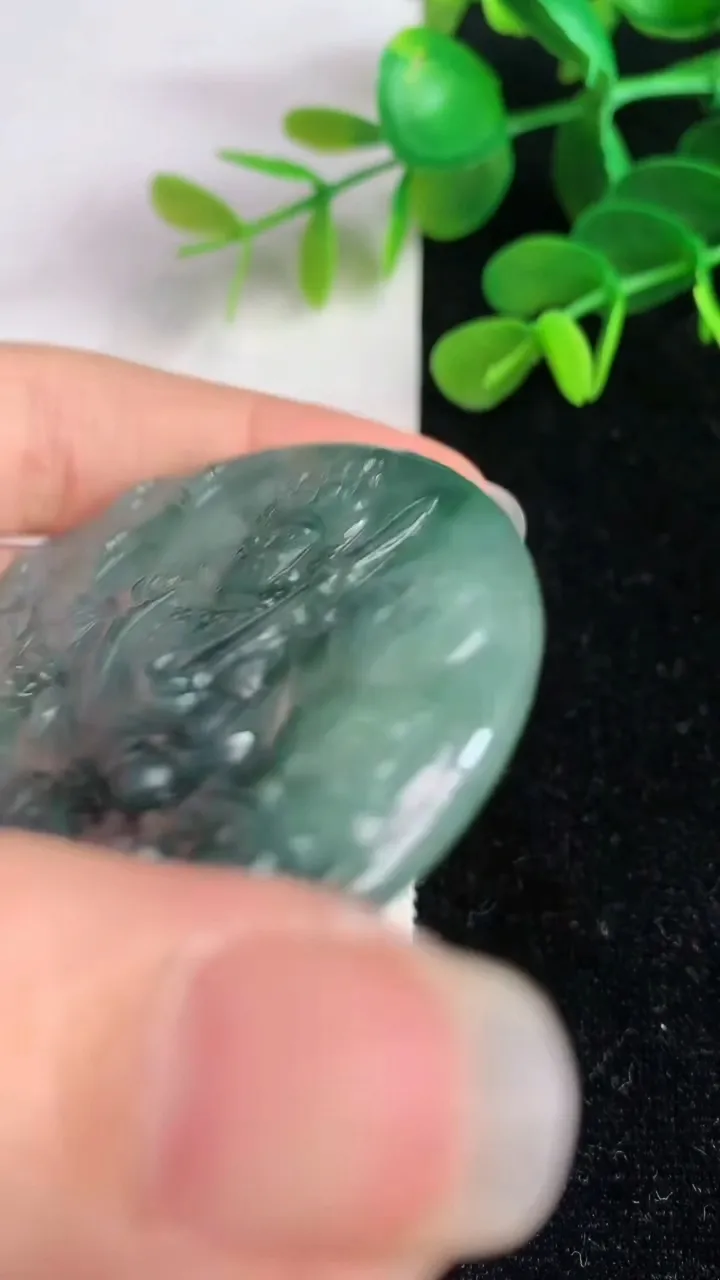 天然A货翡翠飘花不动明王吊坠，尺寸51.2-5.4，重量:28.30g
6月4日