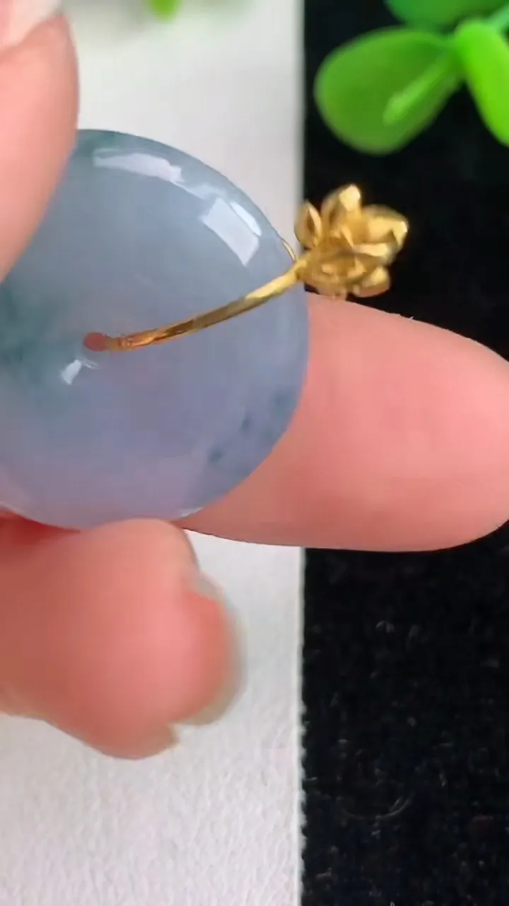 天然A货翡翠 18k金飘花平安扣吊坠，尺寸22.7-4.5，重量:5.35g
6月4日