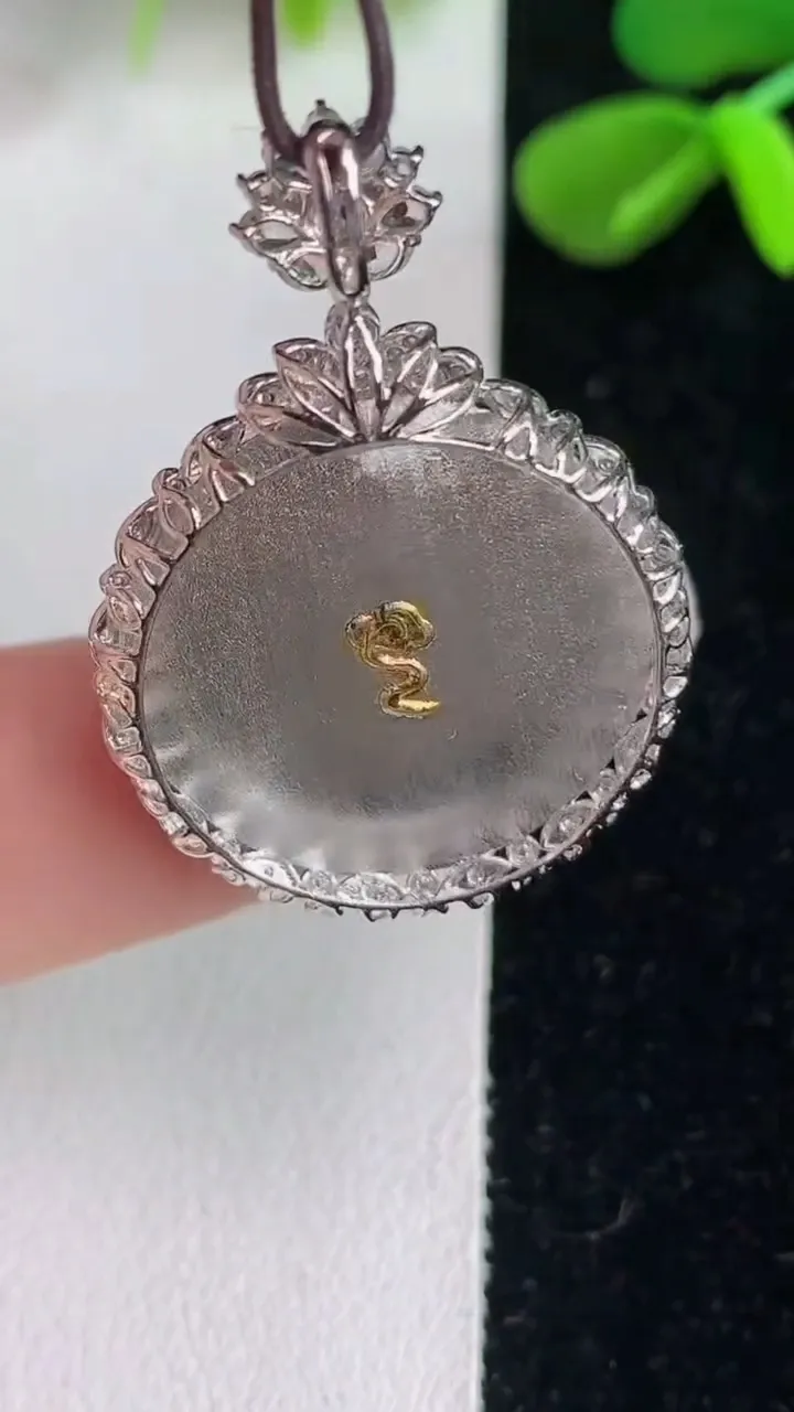 天然A货翡翠k金飘花平安扣吊坠，尺寸33-23.5-6.3，裸石20.6重量:6.04g
6月5日
