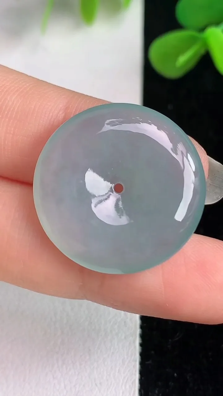 天然A货翡翠飘花平安扣吊坠，尺寸23.7-4.4，重量:5.30g
6月4日