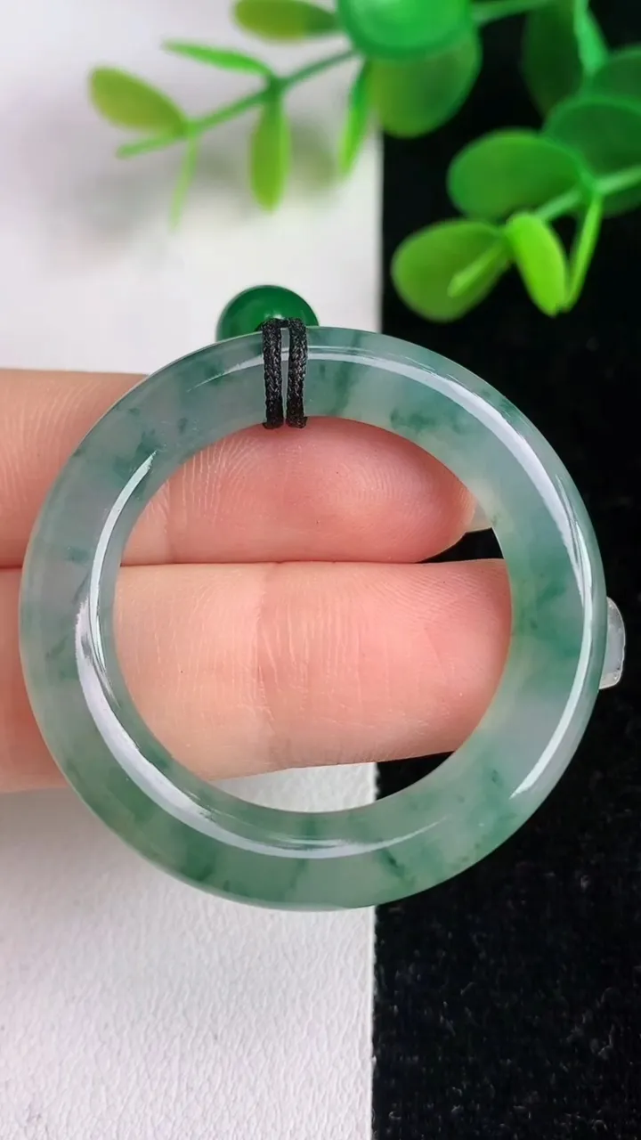 天然A货翡翠冰种飘花平安环吊坠，尺寸40-4.8，重:9.05g
6月4日