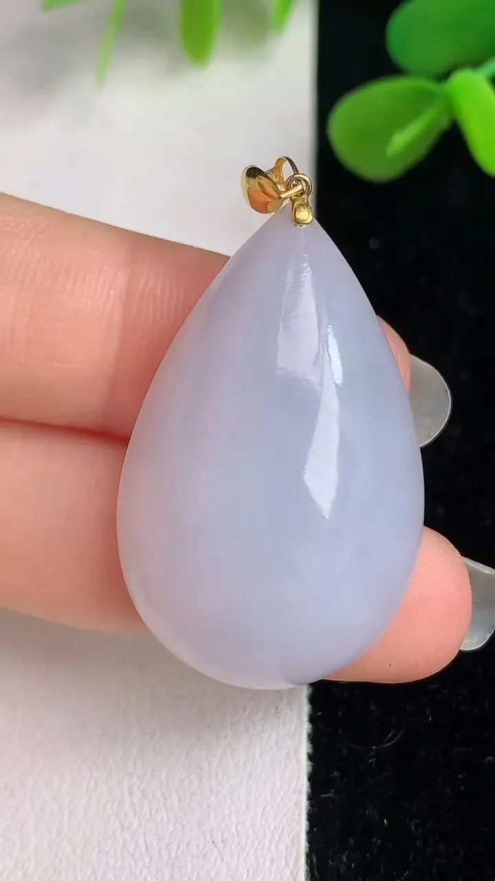 天然A货翡翠水滴吊坠，尺寸33.3-21.2-10.2，重量:12.03g
6月4日