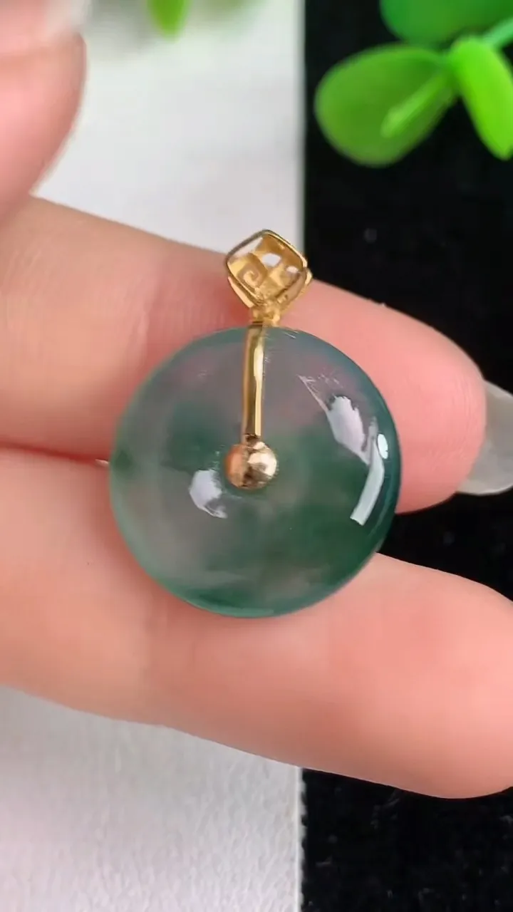 天然A货翡翠18金飘花平安扣吊坠，尺寸11.6-4.7，重量:3.21g
6月4日