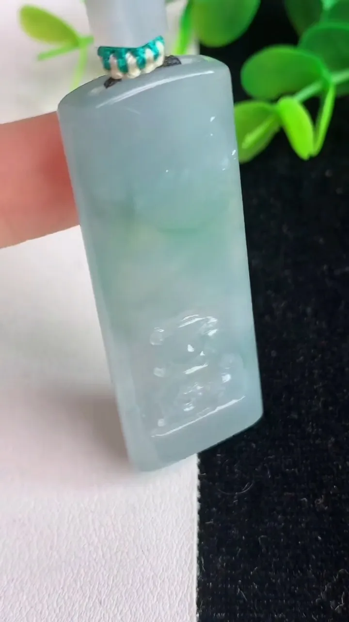 天然A货翡翠飘花龙牌吊坠，尺寸54.4-20.5-6，重量:22.87g
6月4日