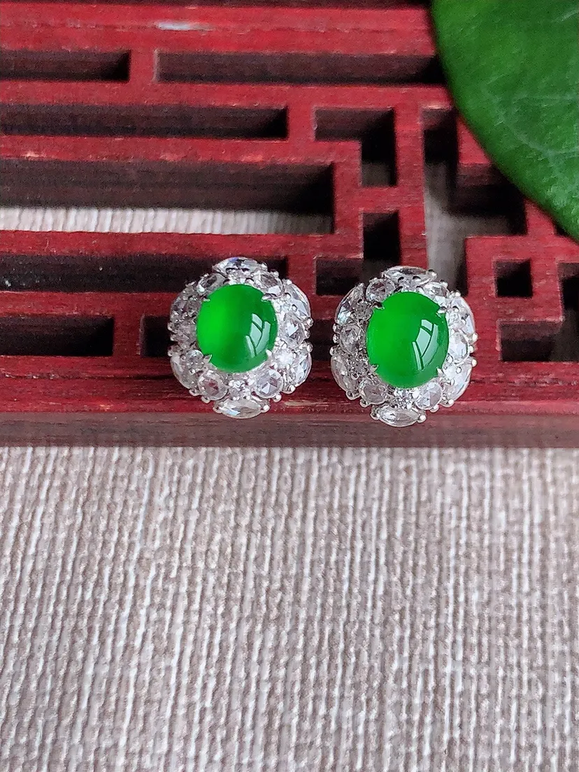 天然A货翡翠18K金伴钻镶嵌阳绿蛋面耳钉 尺寸5.5×4.4mm 重量2.20g 0603