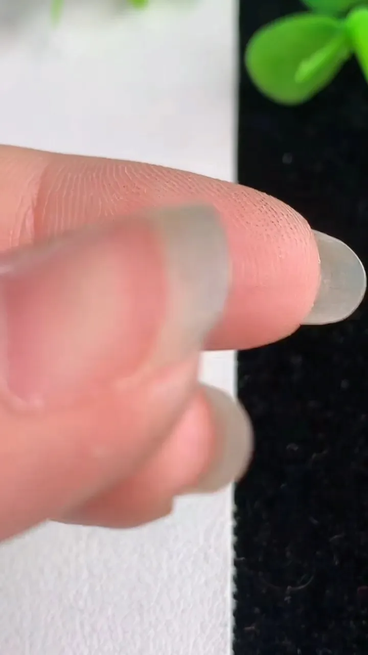 天然A货翡翠如意头吊坠，尺寸17.5-19.2-4.6，重:2.39g
6月4日