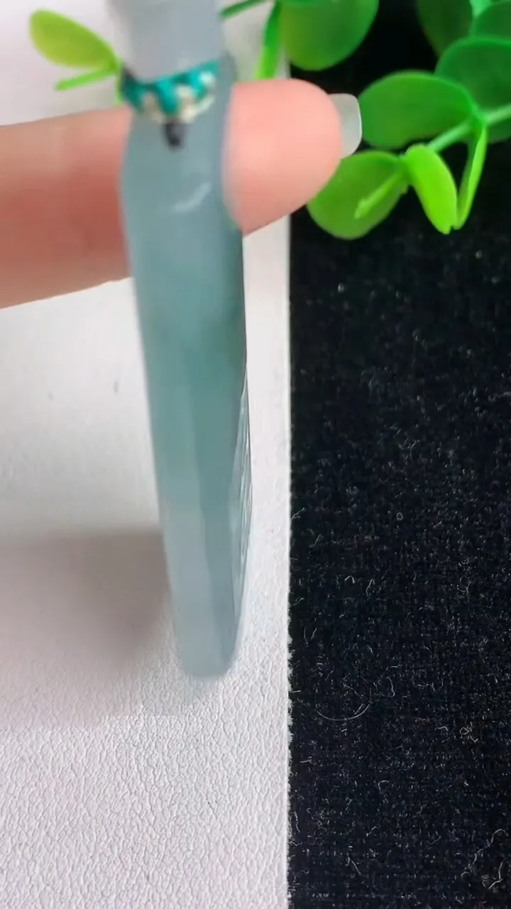 天然A货翡翠飘花龙牌吊坠，尺寸54.4-20.5-6，重量:22.87g
6月4日