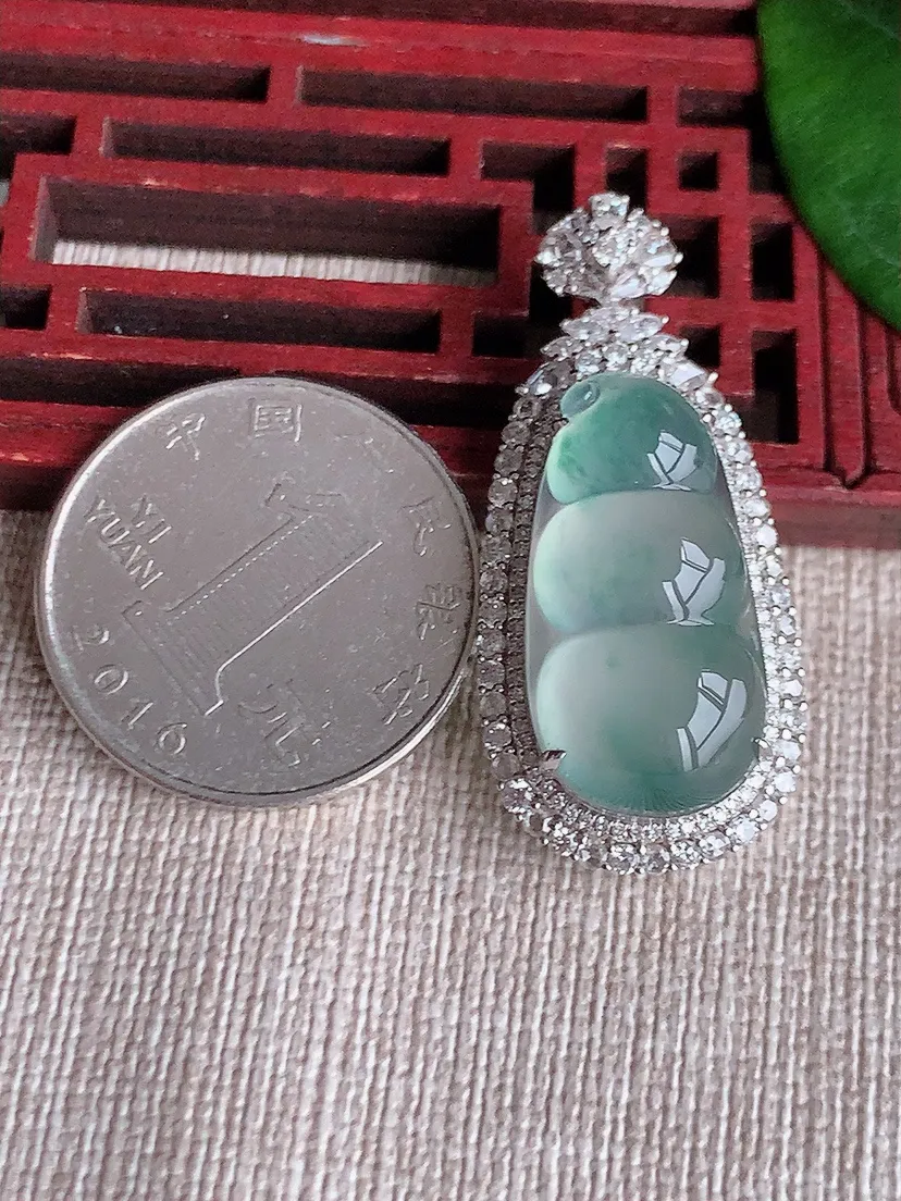 天然A货翡翠18K金伴飘花四季豆福豆平安豆吊坠尺寸38×17.3×11.4裸石23.7×12.2m量7.70g 0603