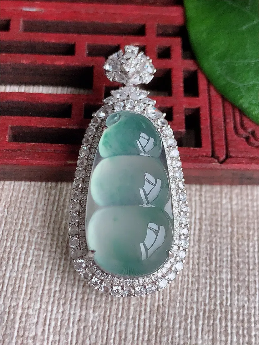 天然A货翡翠18K金伴飘花四季豆福豆平安豆吊坠尺寸38×17.3×11.4裸石23.7×12.2m量
