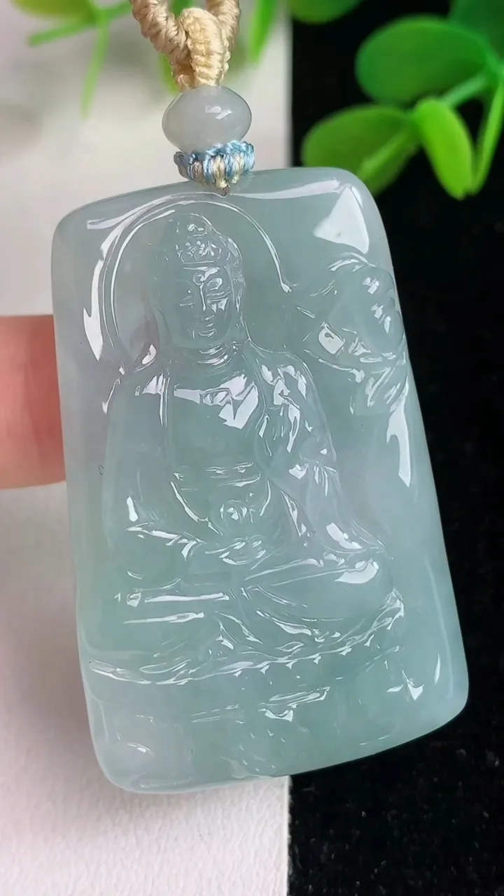 天然A货翡翠飘花阿尼陀佛吊坠，尺寸46.4-29.7-5.2，重量:20.00g
6月4日