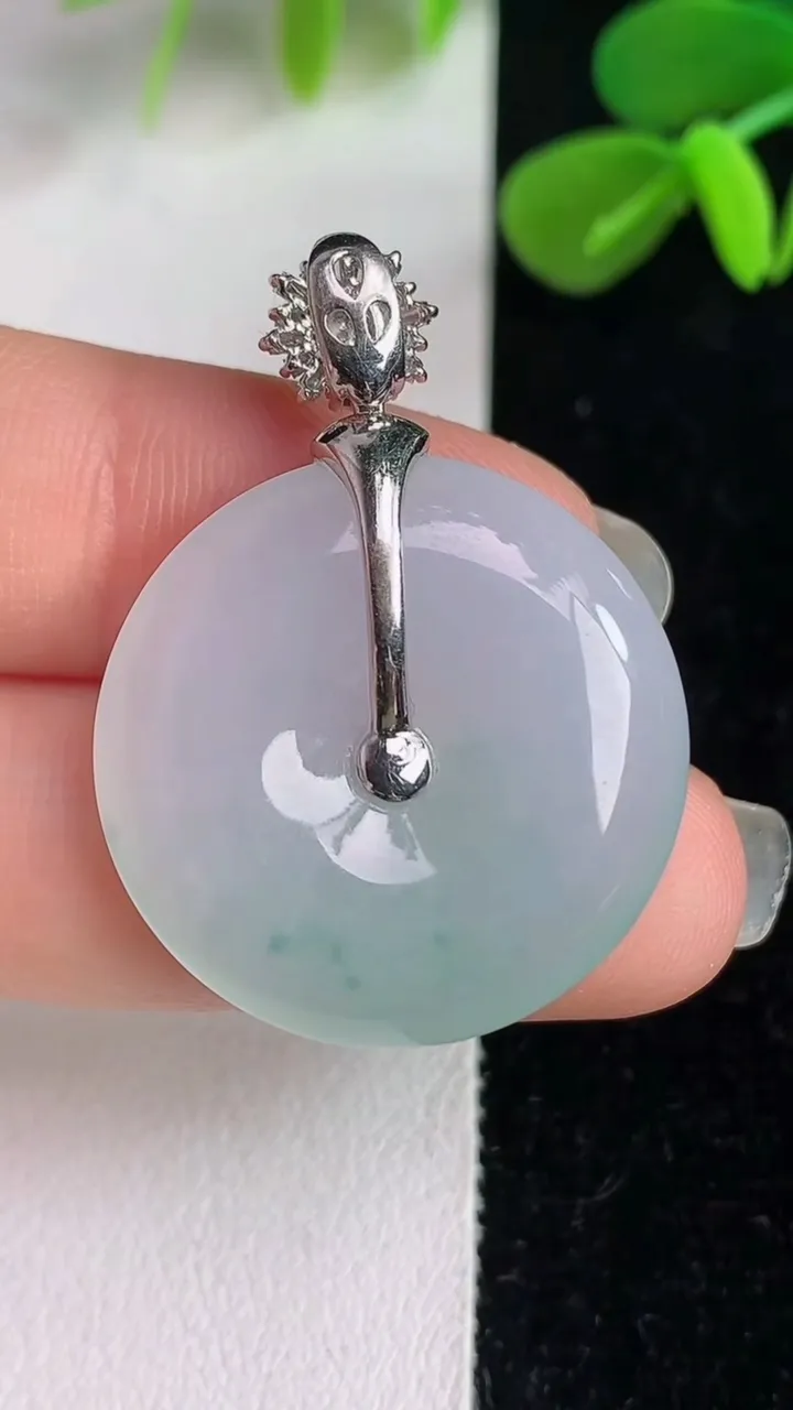 天然A货翡翠k金飘花平安扣吊坠，尺寸25.6-5.5，重量:8.64g
6月4日